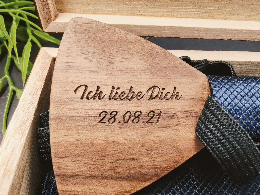 Gravierte Holzfliege von Woodenlove Ich liebe dich mit Hochzeitsdatum