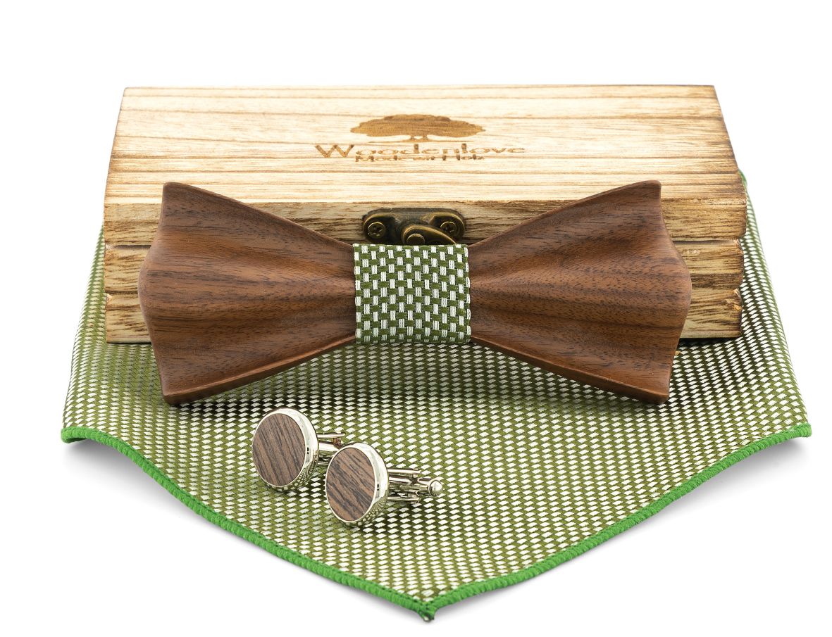 Holzfliege von Woodenlove mit Manschettenknöpfen und Einstecktuch in 3D Gravur Grün