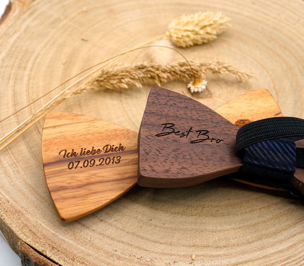 Gravierte Holzfliegen von Woodenlove zur Hochzeit