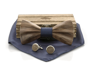 Gravierbare blaue Holzfliege im Set mit Manschettenknöpfen und Einstecktuch in Blau für Herren zur Hochzeit oder einem Hemd