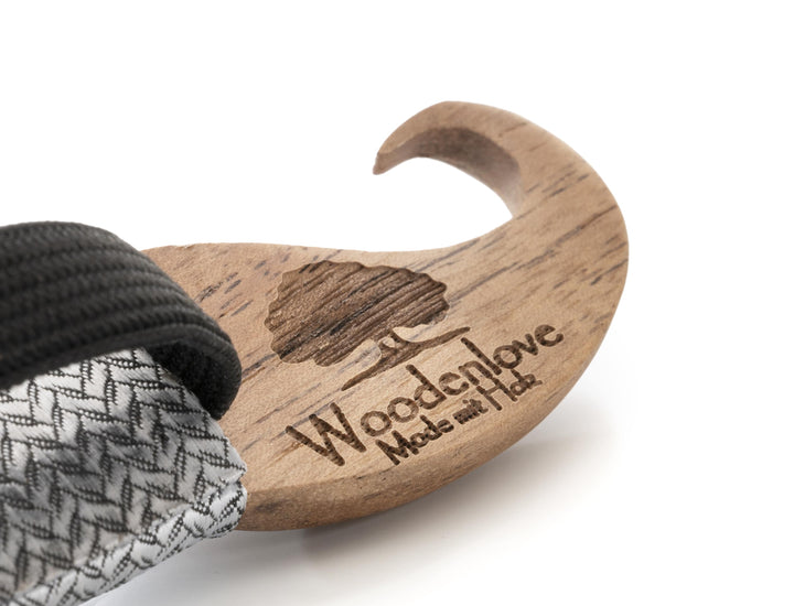 Gravierte Fliege aus Holz als Schnurrbart. Holzfliege von Woodenlove mit Gravur Logo