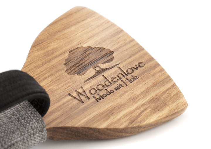 Graviertes Logo von Woodenlove auf Holzfliege