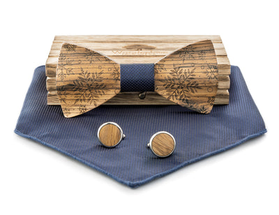 Set aus 3D Holzfliege für Weihnachten mit Gravur einer Schneeflocke und blauem Stoff und Manschettenknöpfen