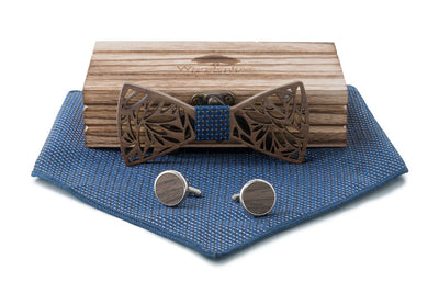 Ein Kinder-Set aus Holzfliege, Manschettenknöpfen und Einstecktuch für die Hochzeit oder Feier für Kinder in blau-schwarzem Muster von Woodenlove