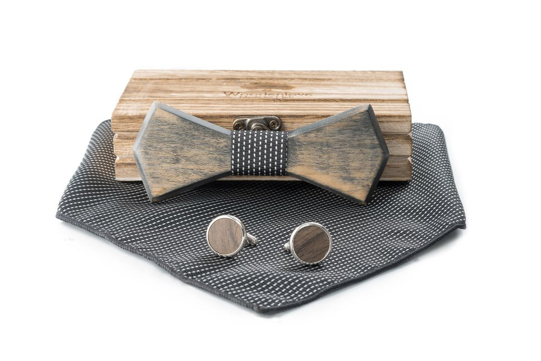 Holzfliegenset mit schwarzem Einstecktuch und Manschettenknöpfen zur Hochzeit von Woodenlove