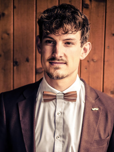 Alexander Hildebrandt, Geschäftsführer von Woodenlove mit Holzfliege und Anzug